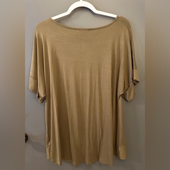 Zenana NWT Olive Green Women’s Short Sleeve, Cuffed Top w/Twisted Front - Picture 2 of 3